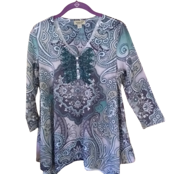 ONE WORLD Tops - Boho Tee-Shirt Top Green Gray Tan 4 Point Hem